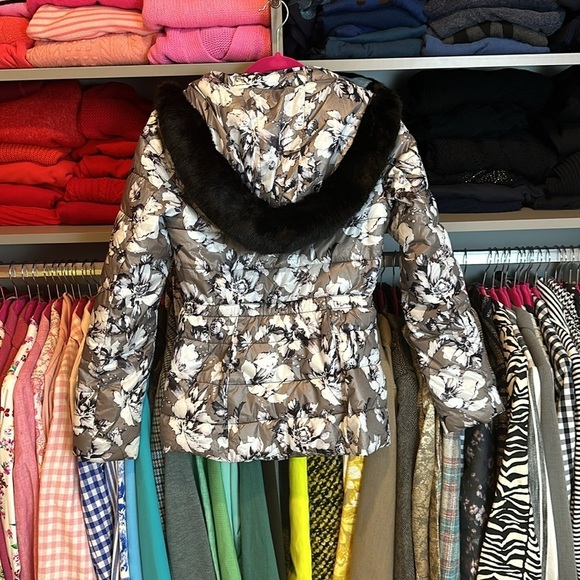 Victoria’s Secret gray/white/black flowered faux fur hooded puffer coat size XS - Picture 5 of 5
